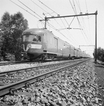 151000 Afbeelding van drie gekoppelde electrische treinstellen mat. 1946 / mat. 1936 van de N.S. ter hoogte van Maarsbergen.